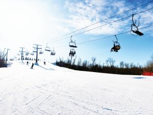 Sunshine, snow, and strong turnout for holiday weekend at Asessippi Ski Resort